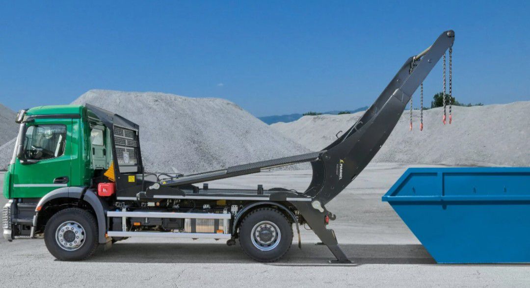 Livraison de matériaux par camion benne